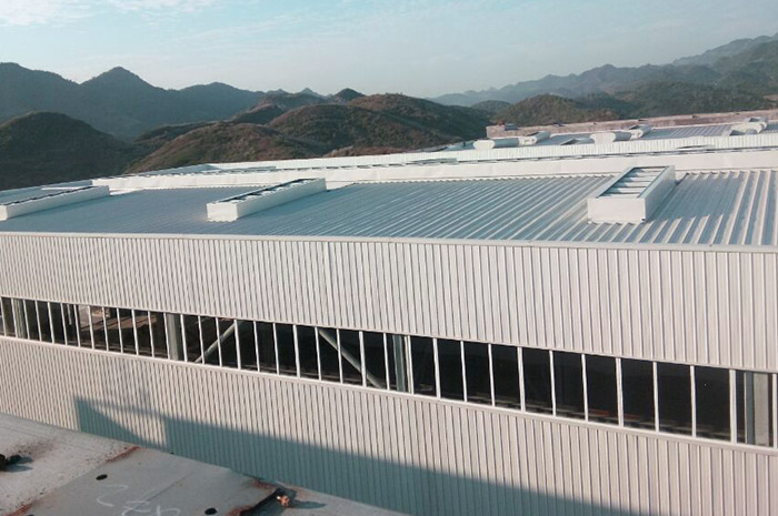 對于氫氟酸等較強的酸性環境，屋頂自然通風器應采用哪種防腐方式？